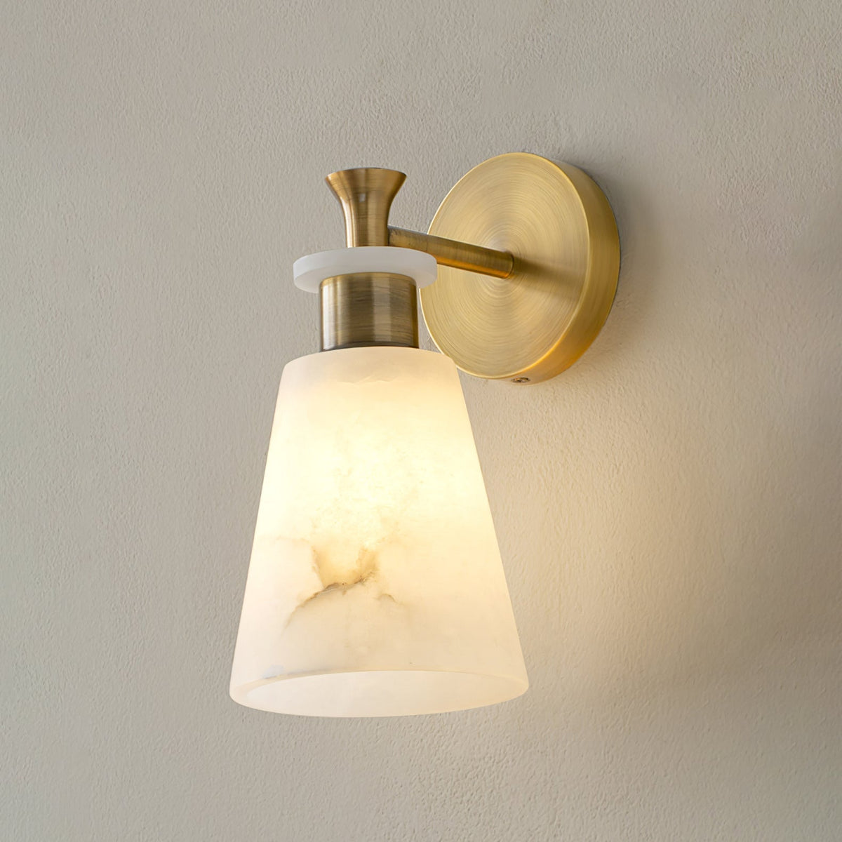 Avsmalnande vägglampa i alabaster