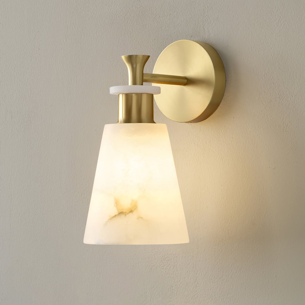 Avsmalnande vägglampa i alabaster