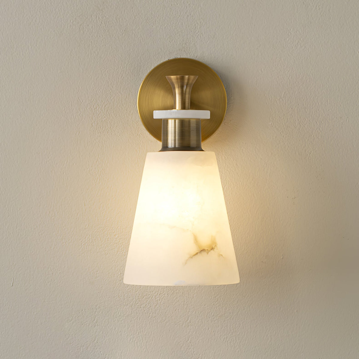 Avsmalnande vägglampa i alabaster