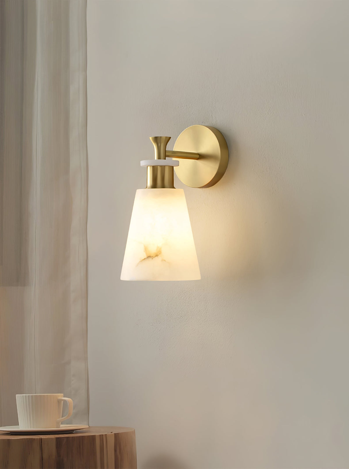 Avsmalnande vägglampa i alabaster