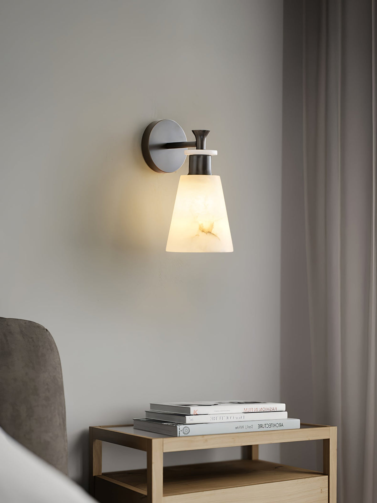 Avsmalnande vägglampa i alabaster