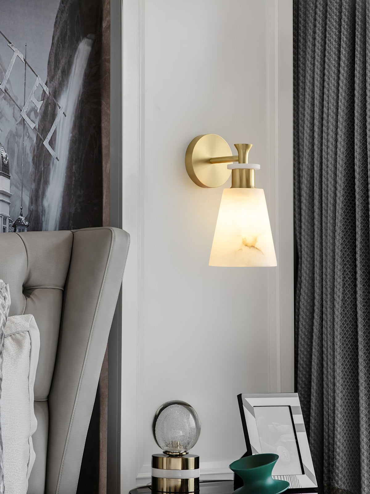 Avsmalnande vägglampa i alabaster