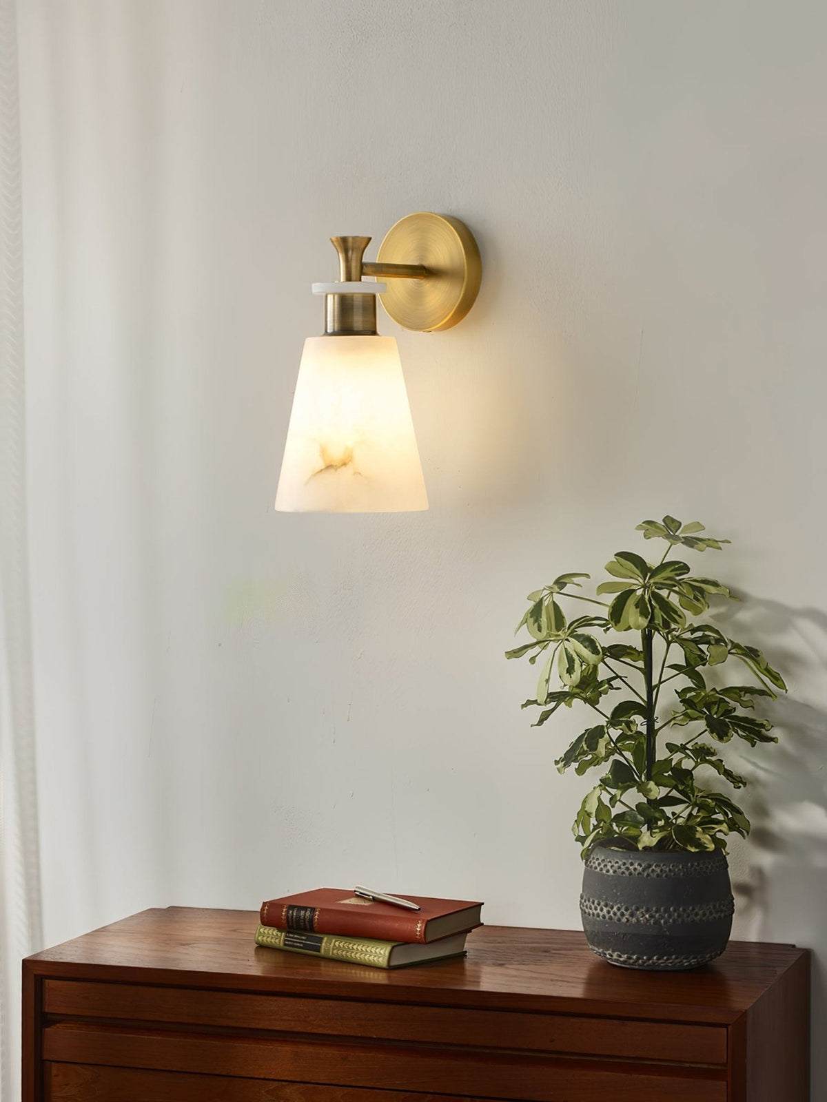 Avsmalnande vägglampa i alabaster