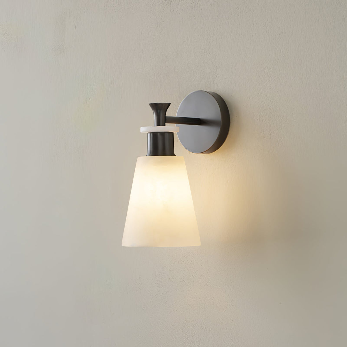 Avsmalnande vägglampa i alabaster