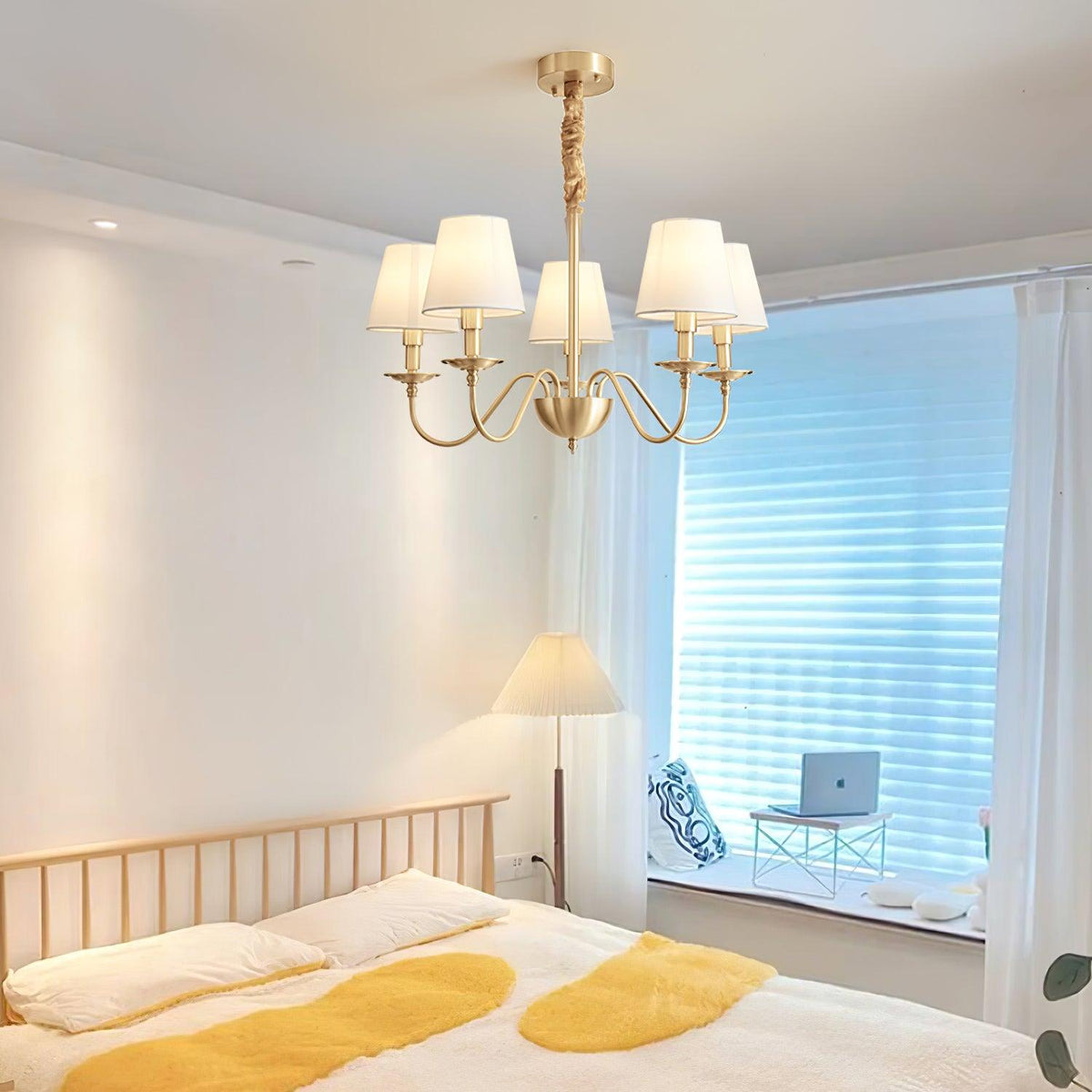 Candeeiro de lustre clássico Auruora em latão com cúpula de tecido