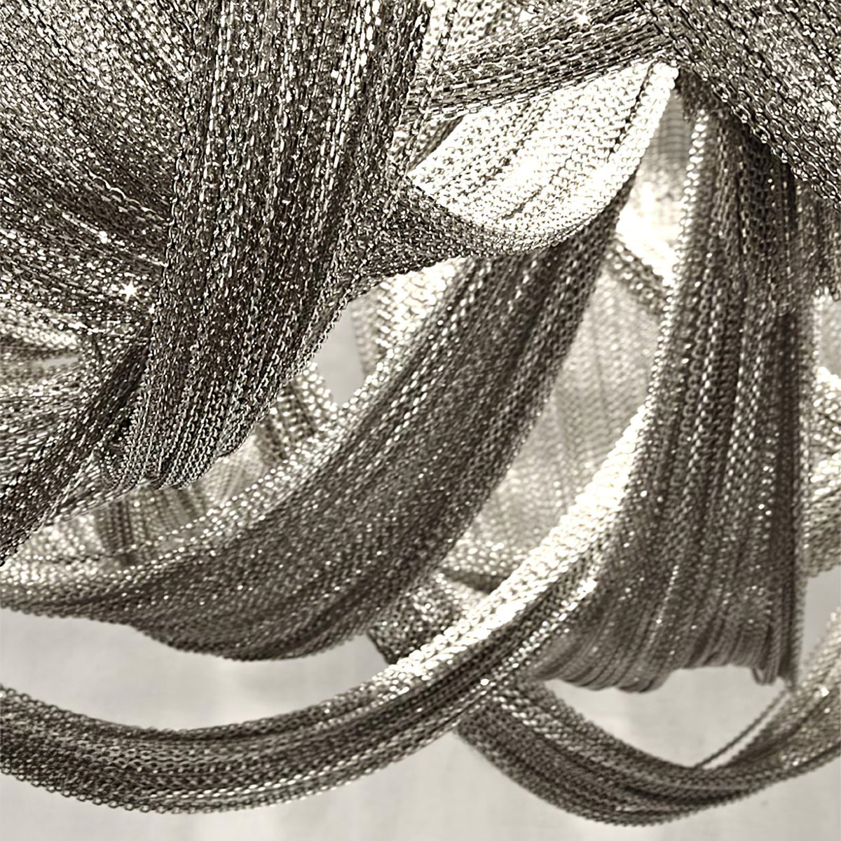 Talj loftslampe med kvaster, aluminiumskæde og nikkelramme