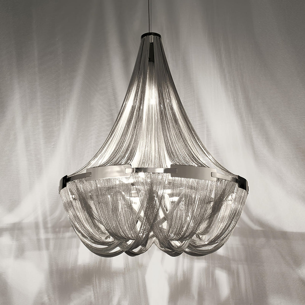 Candelabro com borlas e corrente de alumínio Zylen