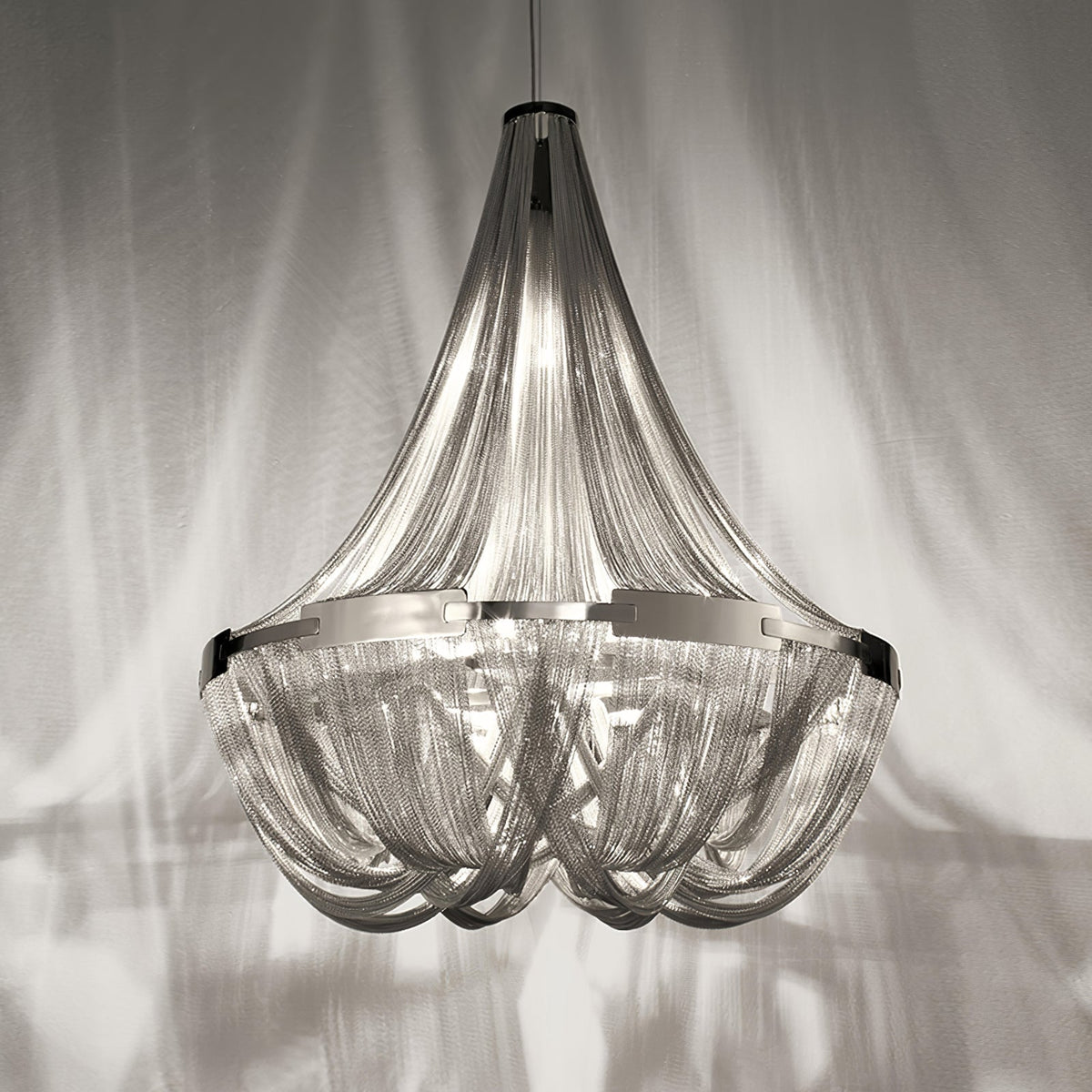 Candelabro com borlas e corrente de alumínio Zylen