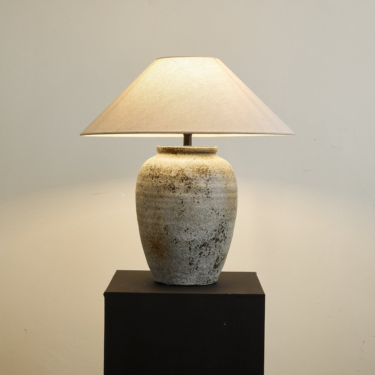 Terra bordlampe i keramik og stof