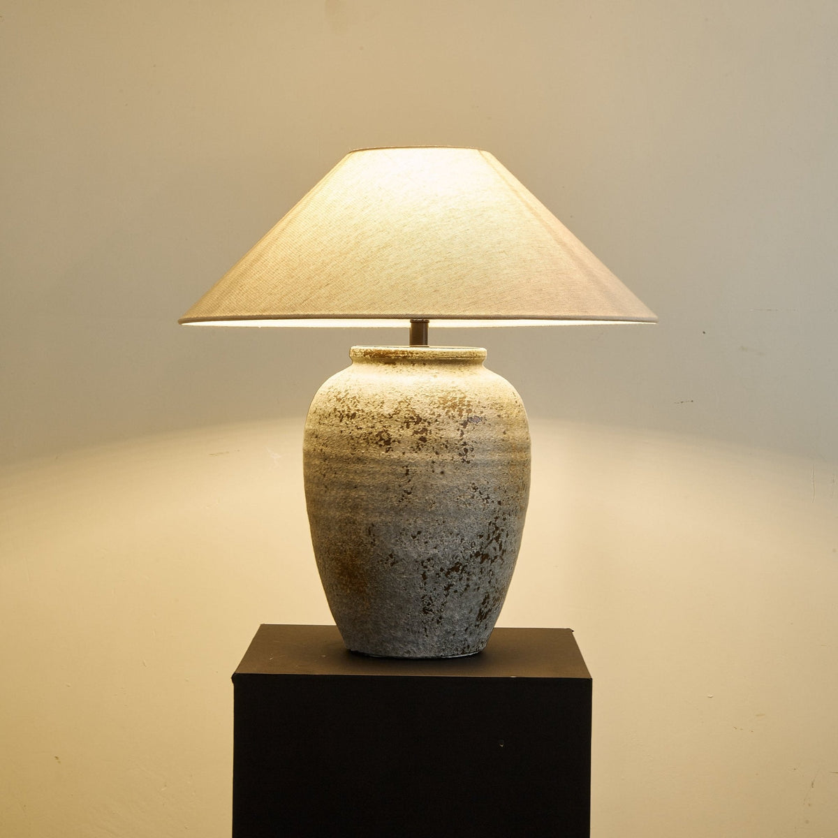 Terra bordlampe i keramik og stof
