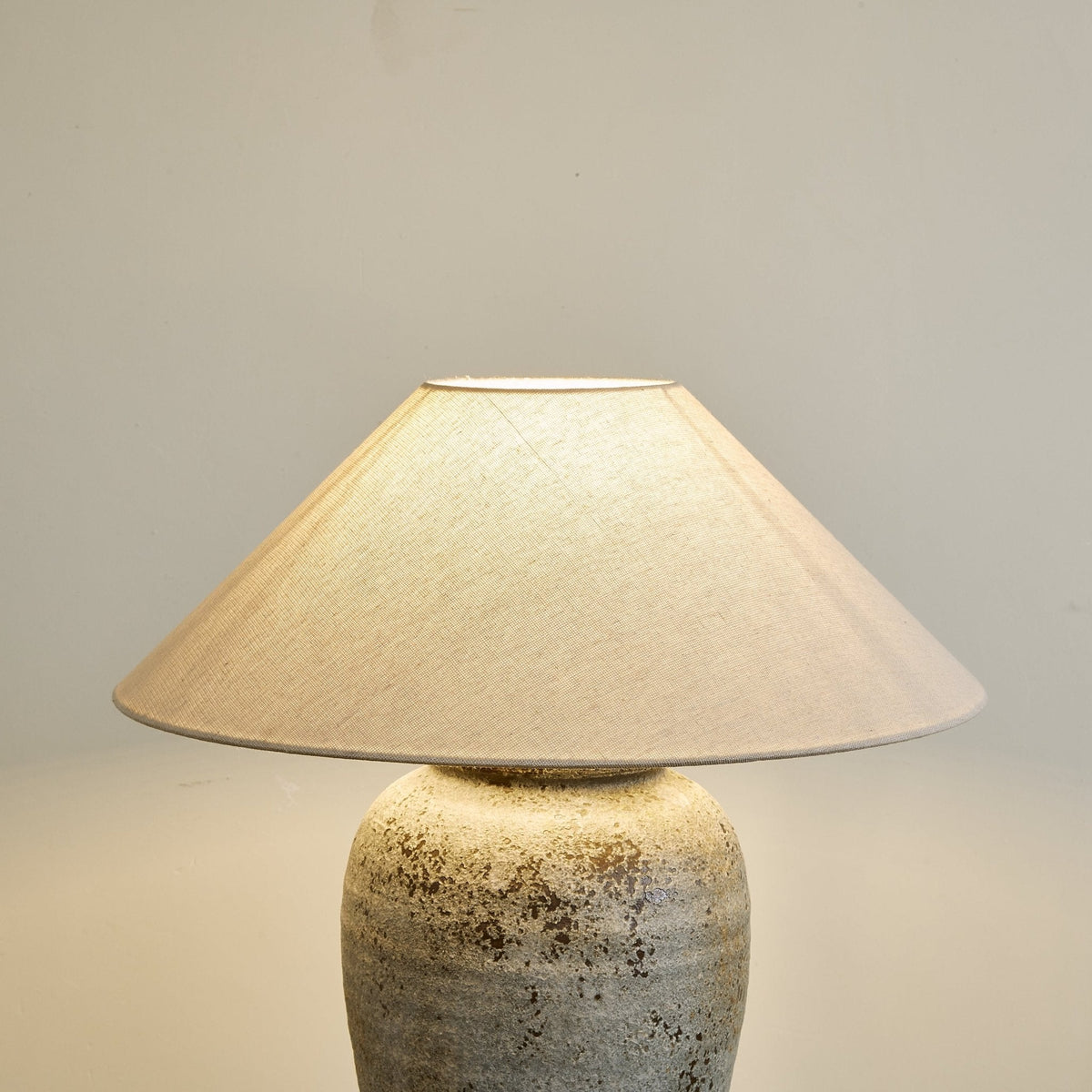 Terra bordlampe i keramik og stof
