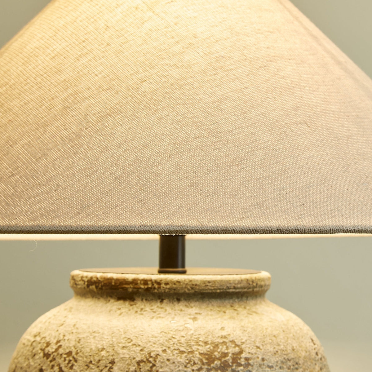 Terra bordlampe i keramik og stof