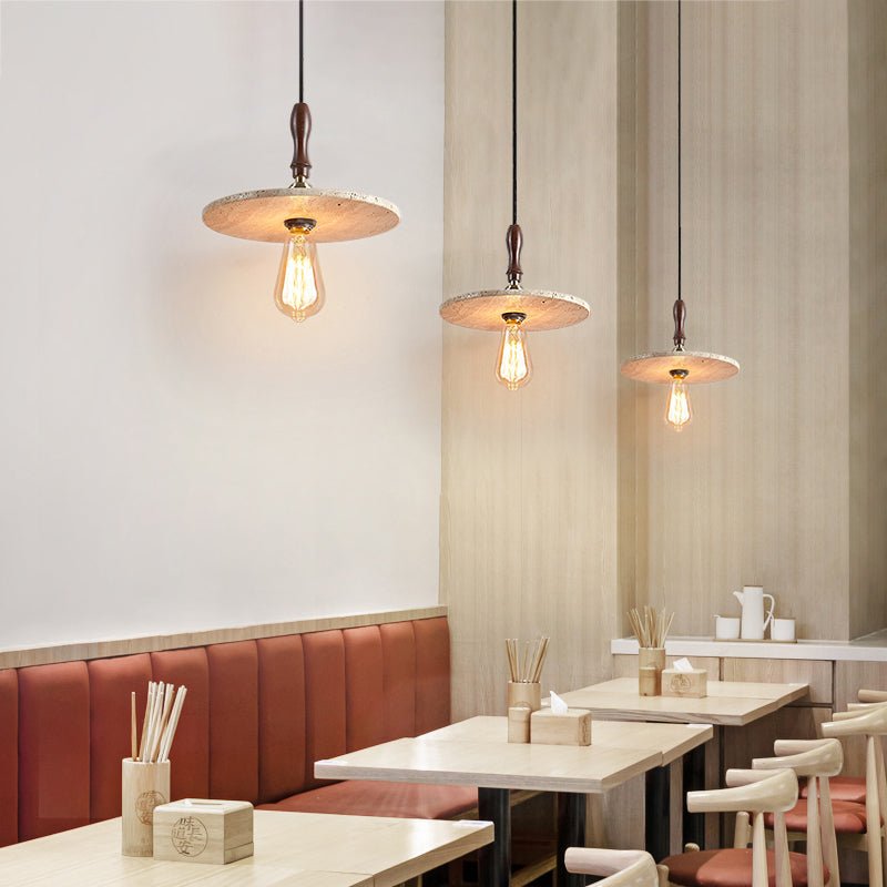 Candeeiro suspenso em disco de travertino amarelo Pylg