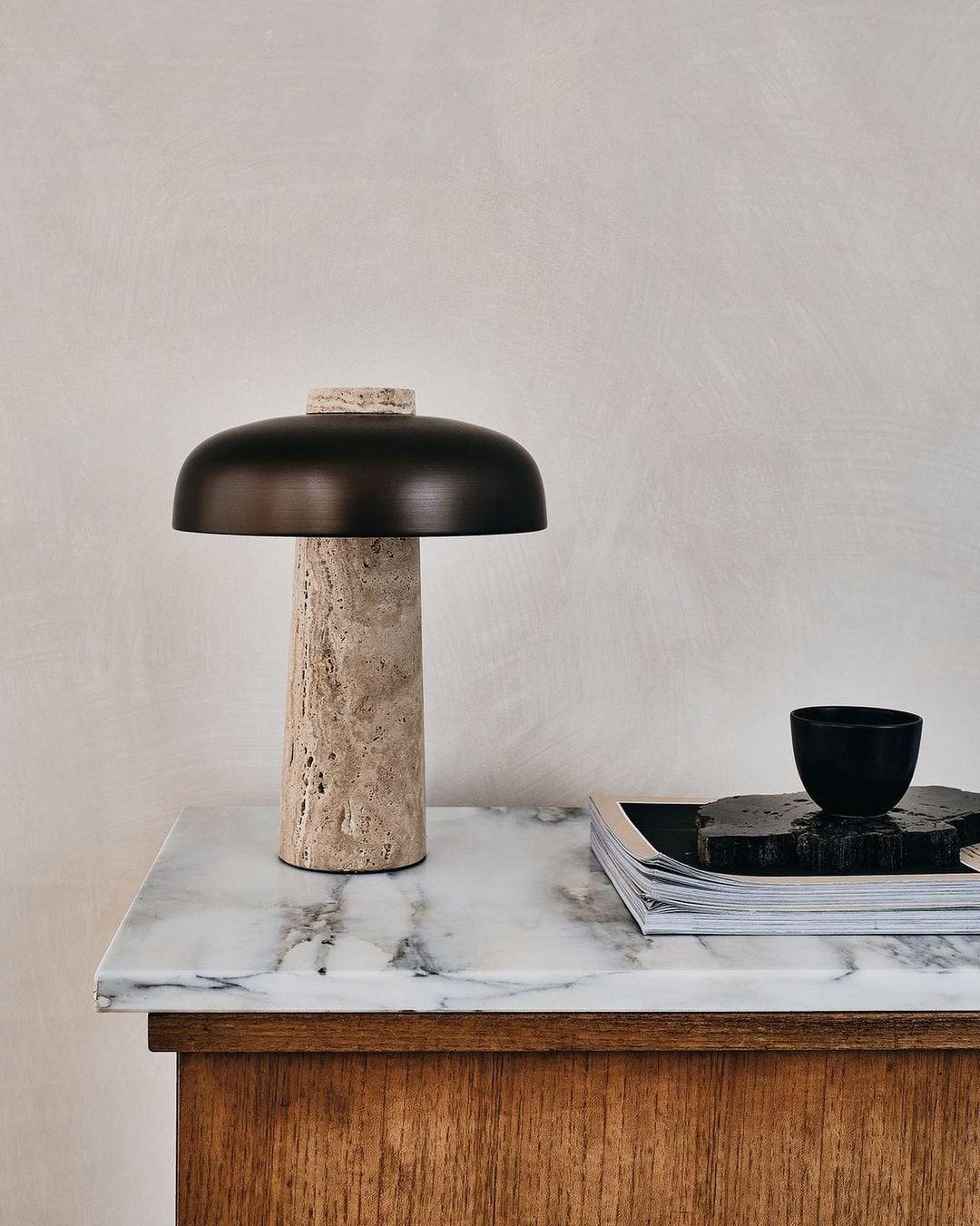 Candeeiro de mesa em travertino com forma de cogumelo Tavivira