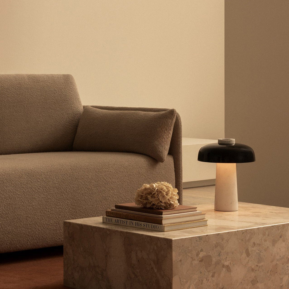 Candeeiro de mesa em travertino com forma de cogumelo Tavivira