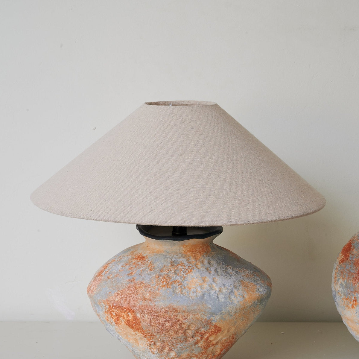 Connor modern bordslampa i keramik