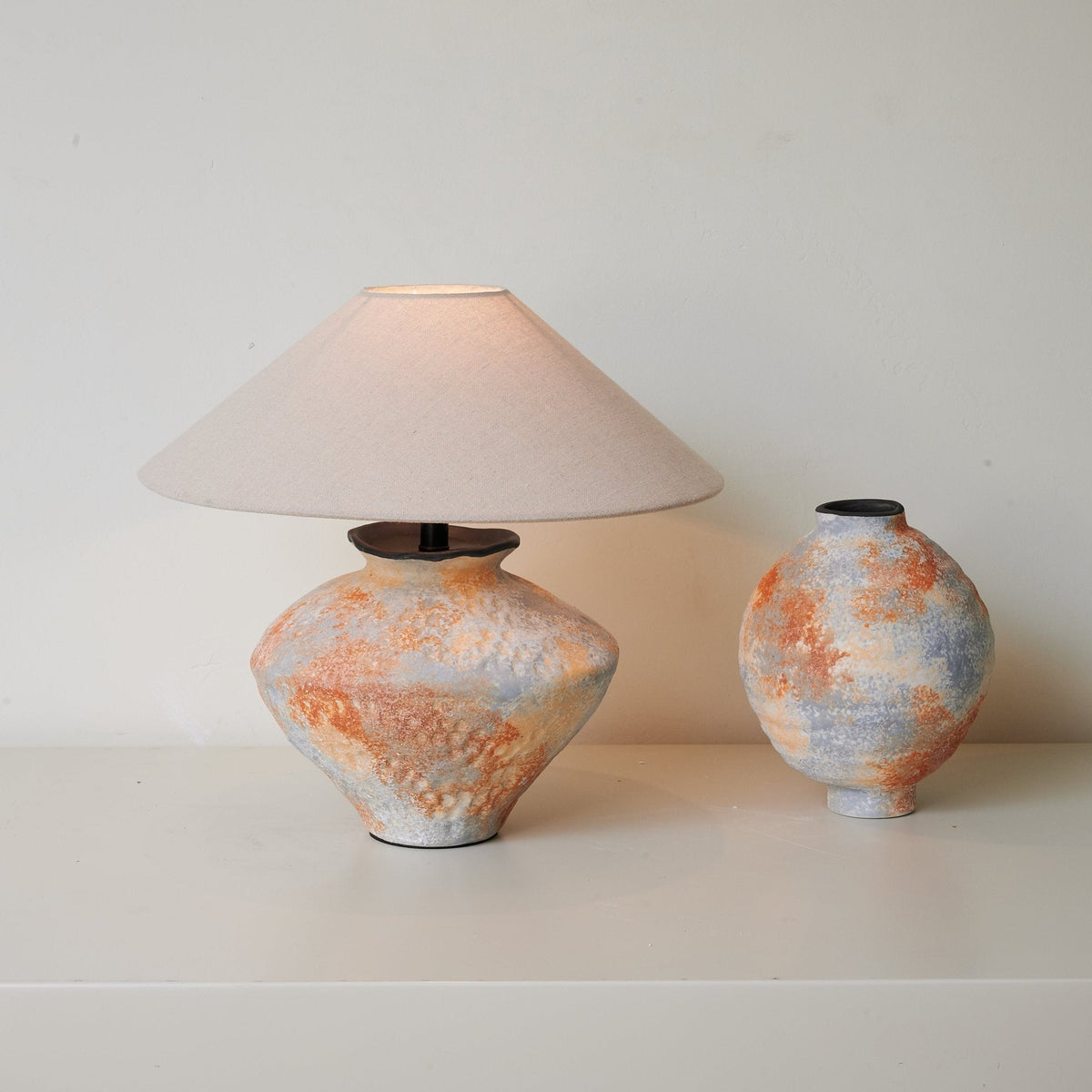 Connor modern bordslampa i keramik