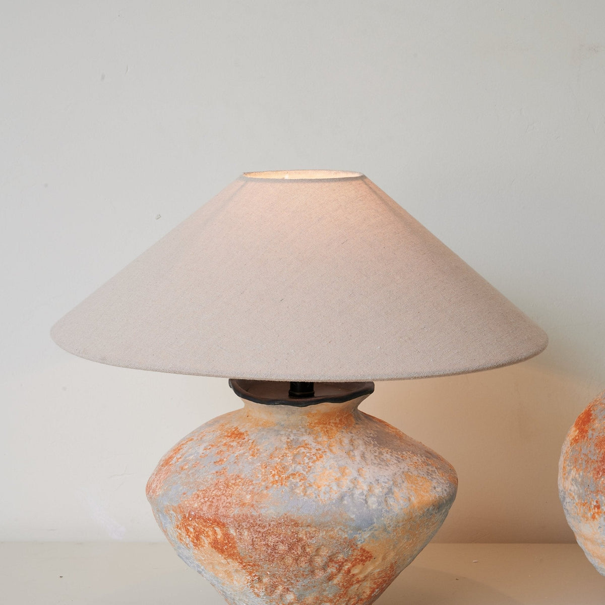 Connor modern bordslampa i keramik
