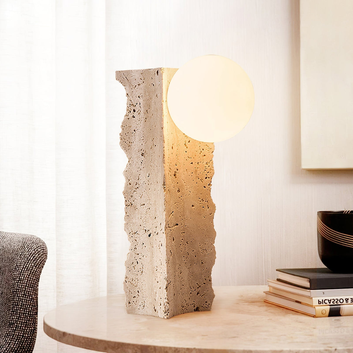 Vyrnora avsmalnande bordslampa i travertin