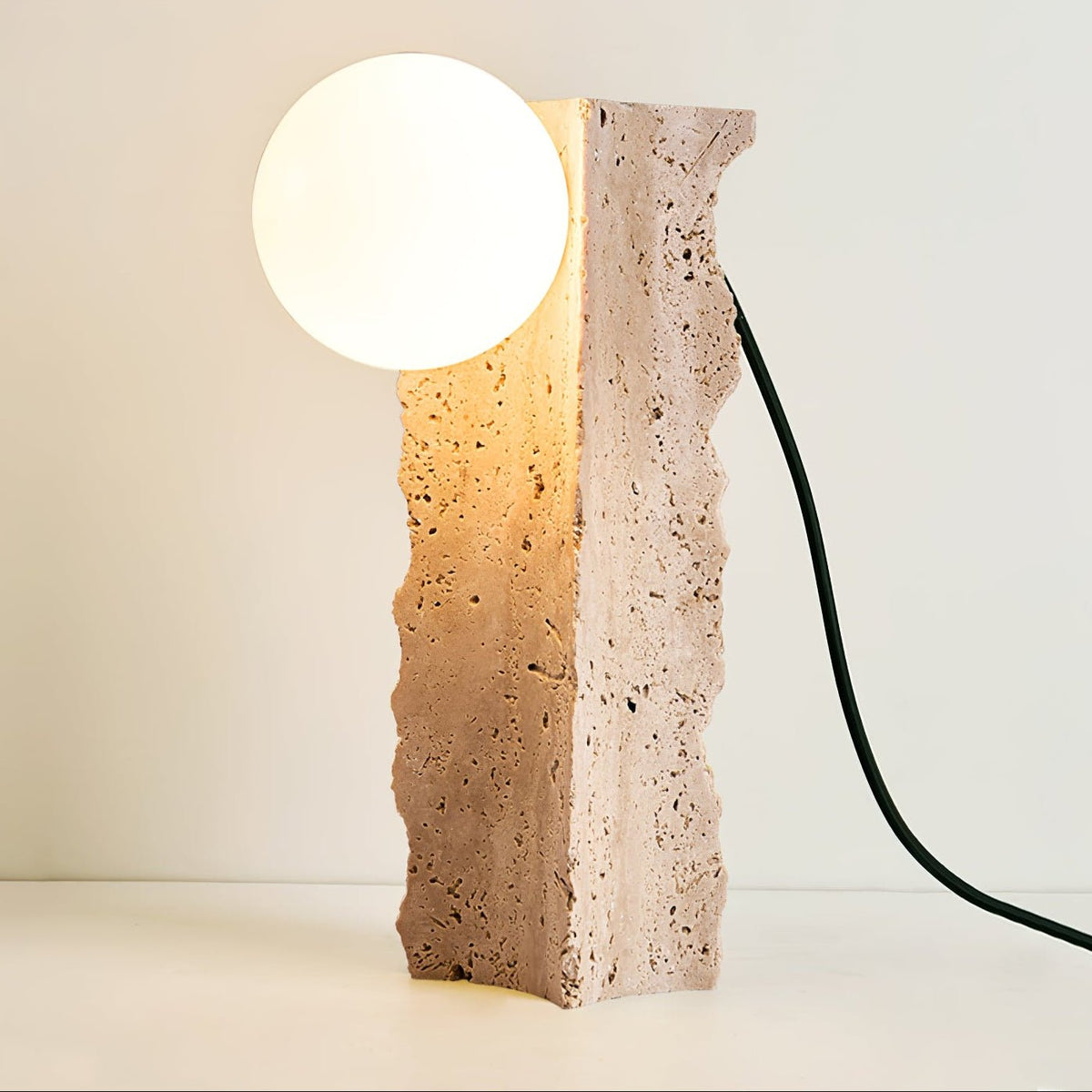 Vyrnora avsmalnande bordslampa i travertin