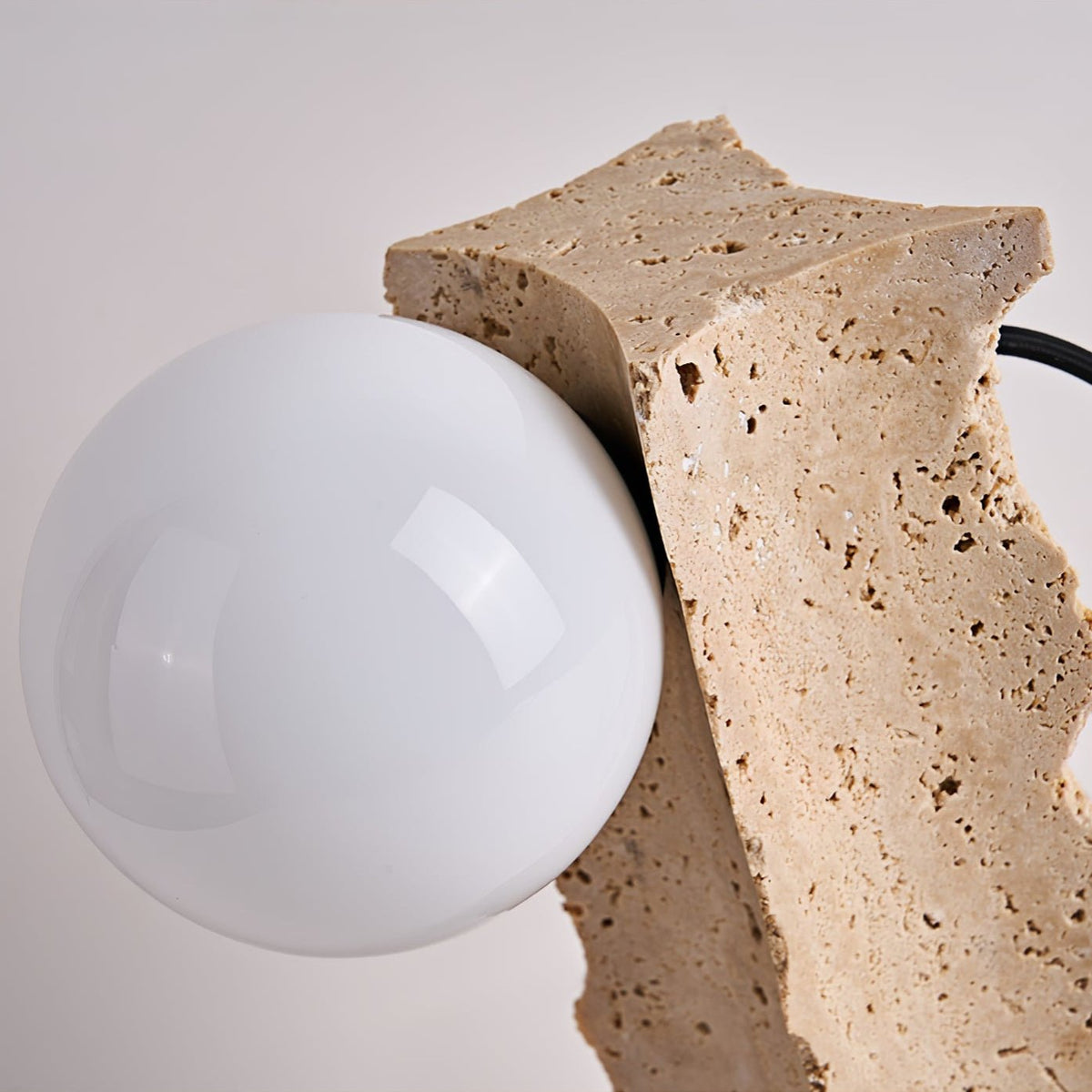 Vyrnora avsmalnande bordslampa i travertin