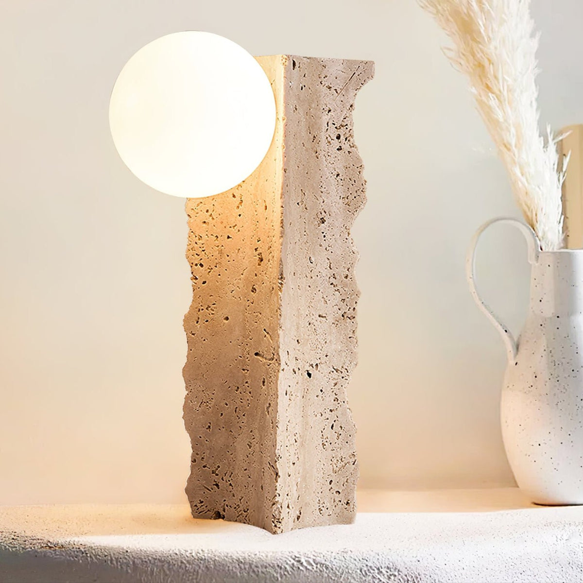 Vyrnora avsmalnande bordslampa i travertin