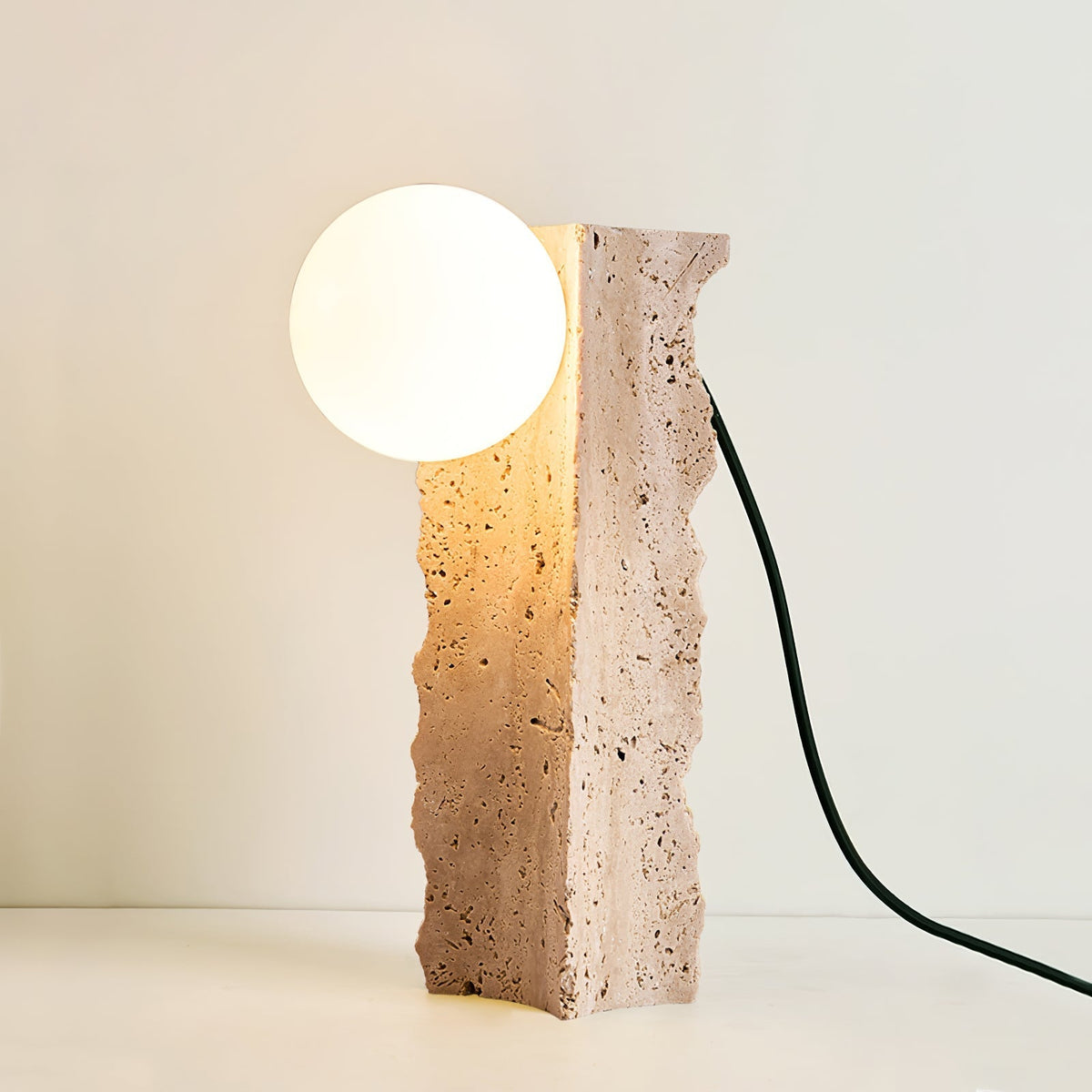 Vyrnora avsmalnande bordslampa i travertin