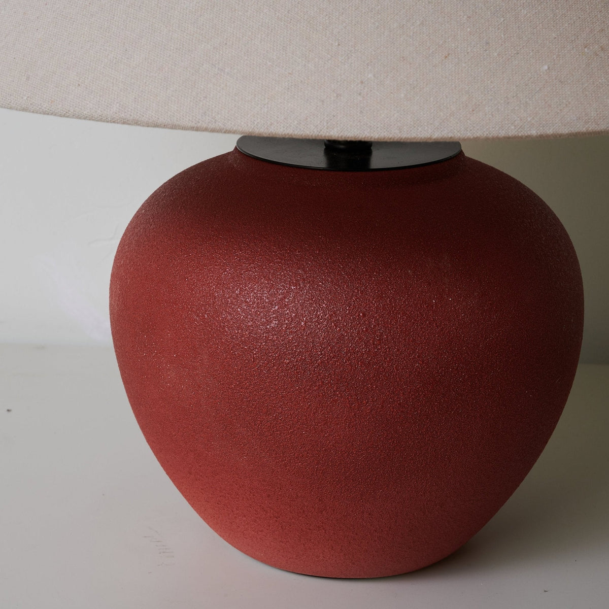 Candeeiro de mesa Kiara minimalista em cerâmica