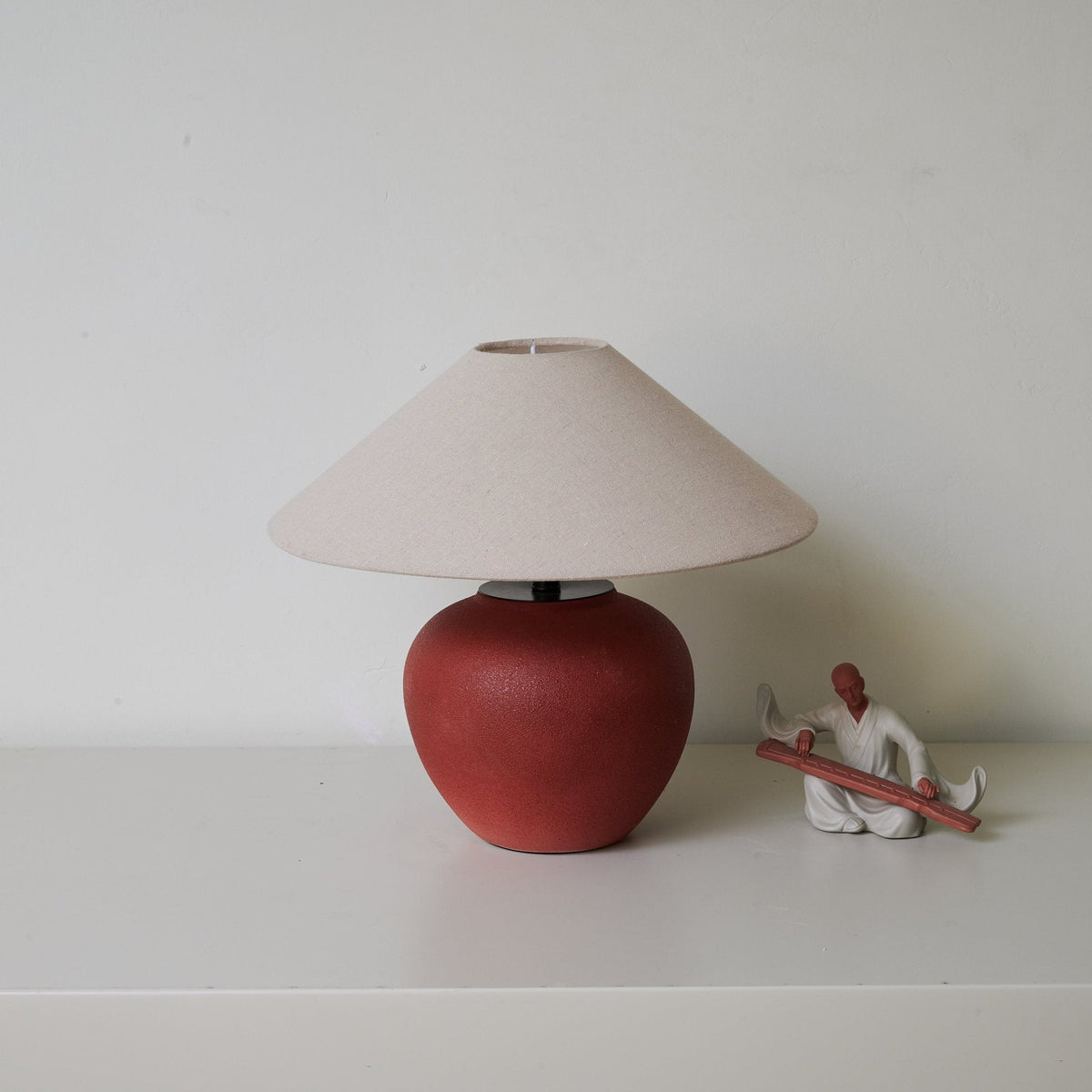 Candeeiro de mesa Kiara minimalista em cerâmica