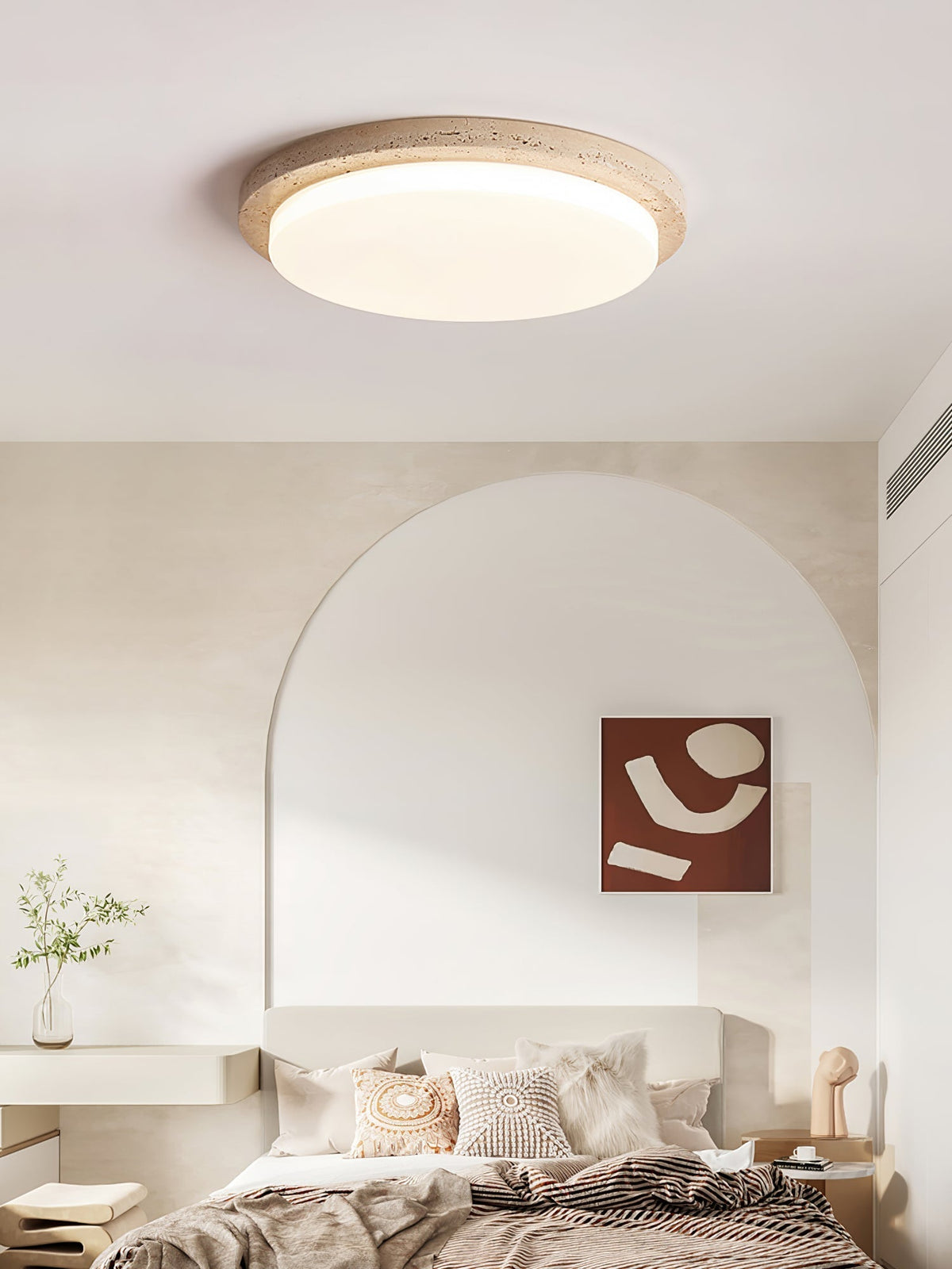 Tavisella loftslampe i travertin med glat kant