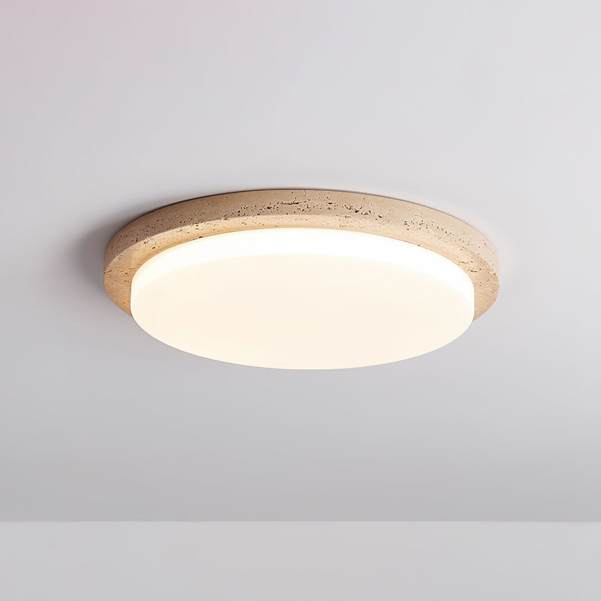 Tavisella loftslampe i travertin med glat kant