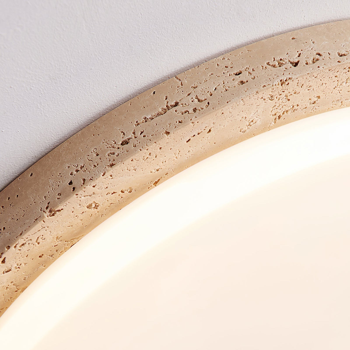 Tavisella loftslampe i travertin med glat kant