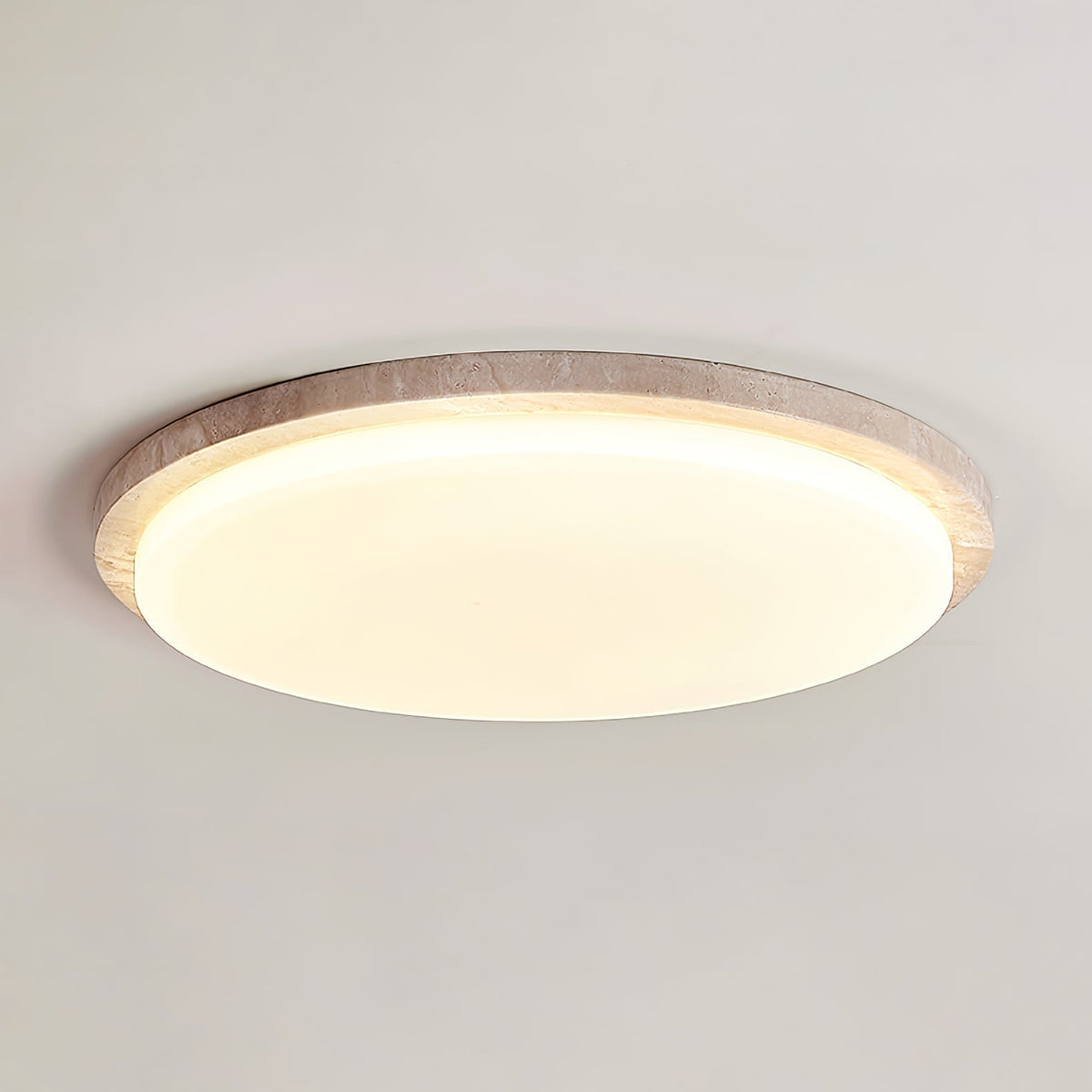Tavisella loftslampe i travertin med glat kant