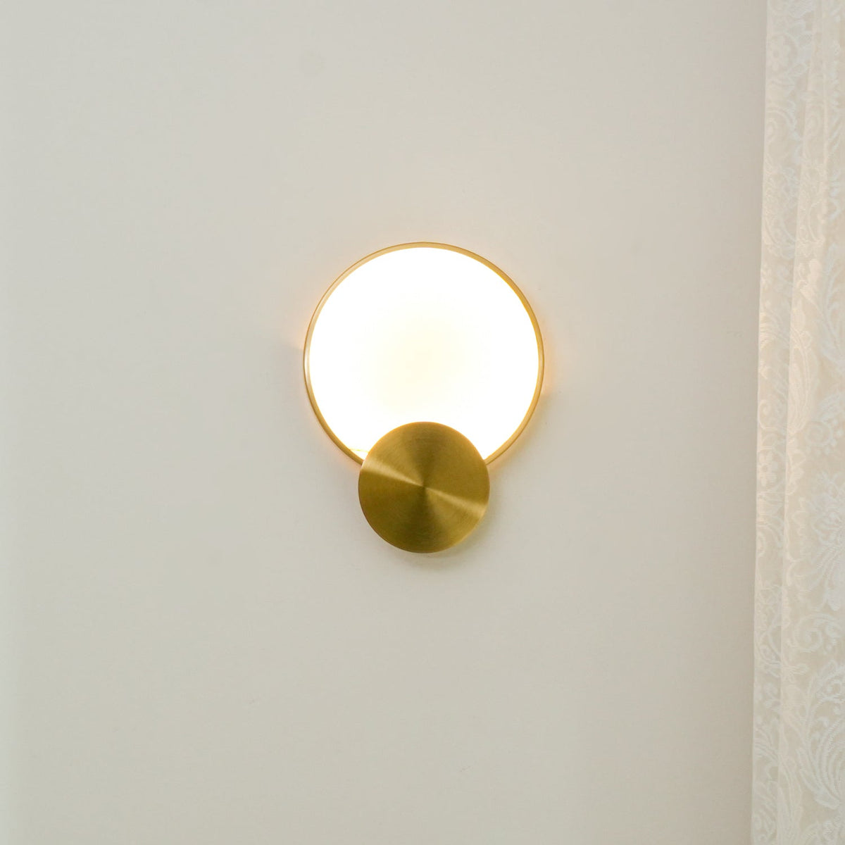 Myvelarae rund vägglampa i alabaster