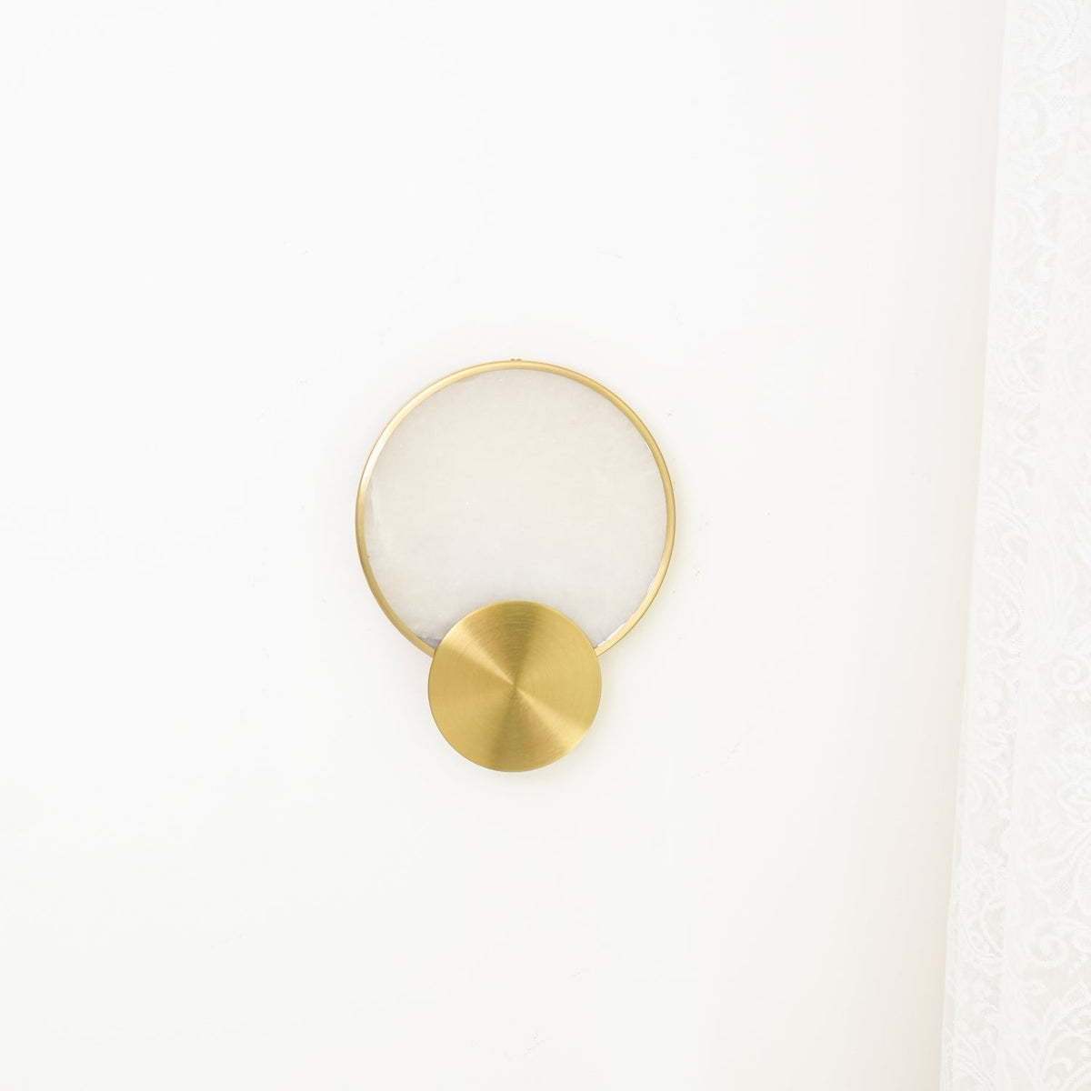 Myvelarae rund vägglampa i alabaster