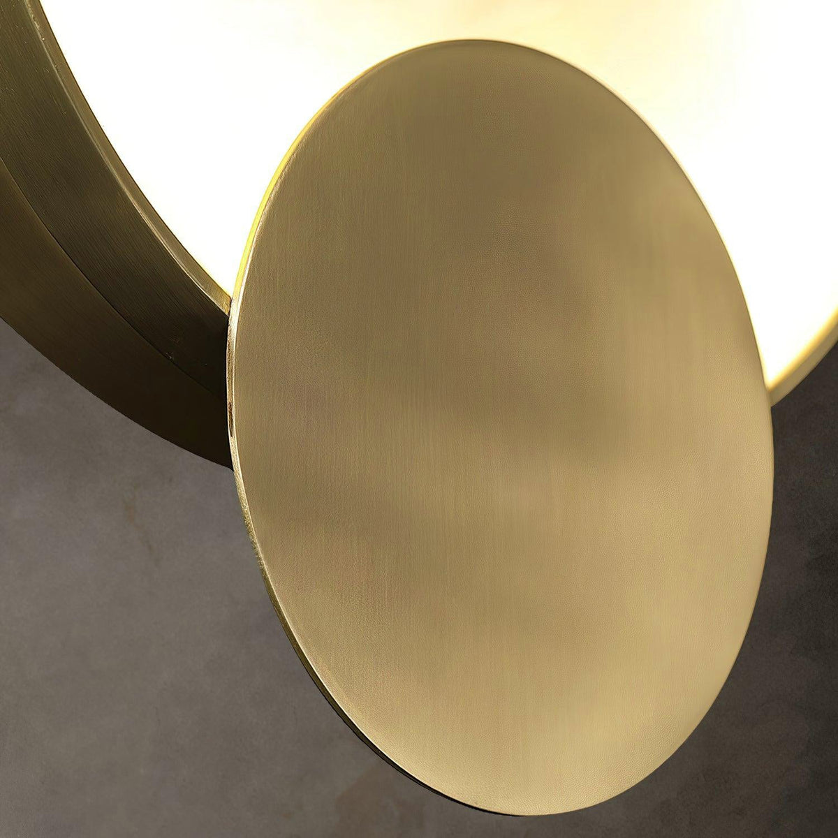 Myvelarae rund vägglampa i alabaster