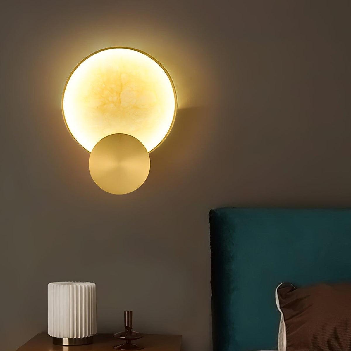 Myvelarae rund vägglampa i alabaster