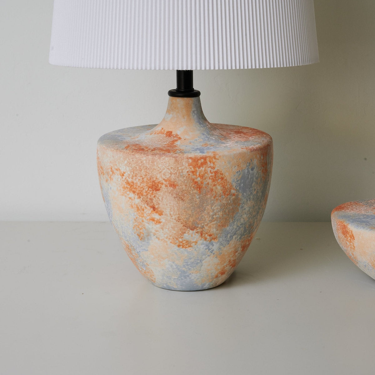 Aubrey moderne bordlampe i keramik