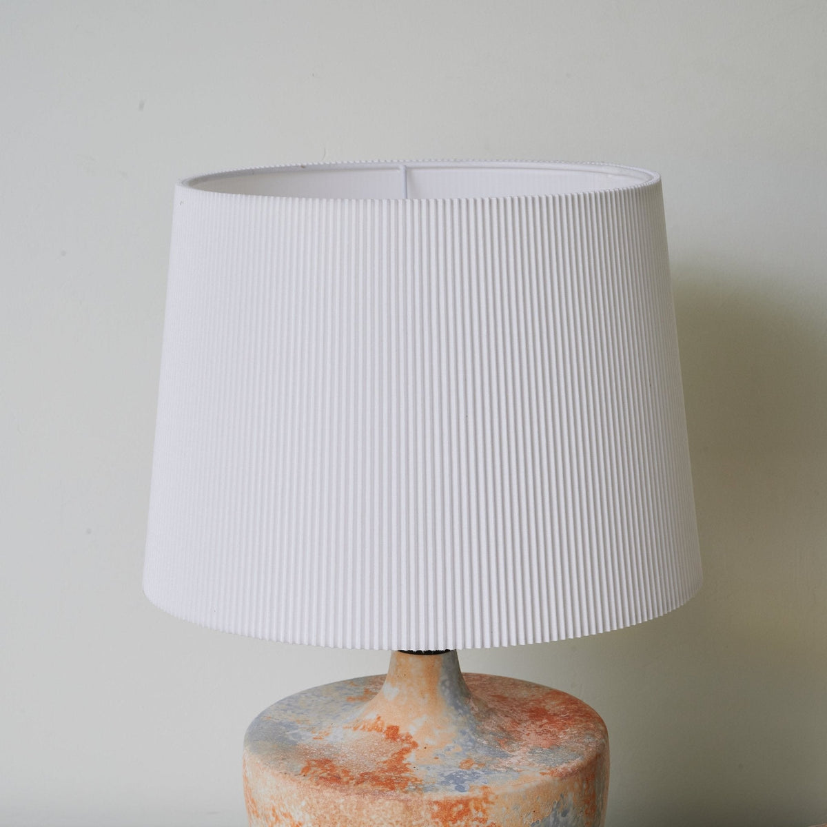 Aubrey moderne bordlampe i keramik