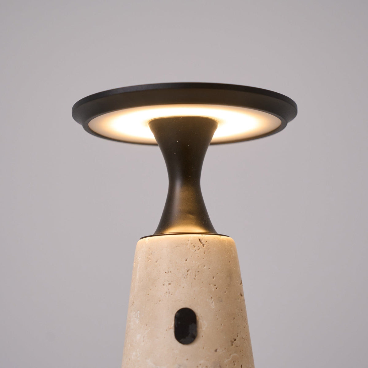 Vespera skulptural bordslampa i travertin
