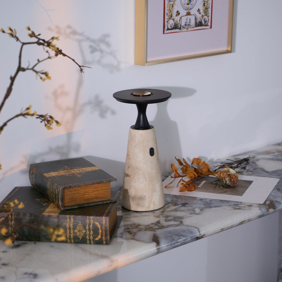 Vespera skulptural bordslampa i travertin