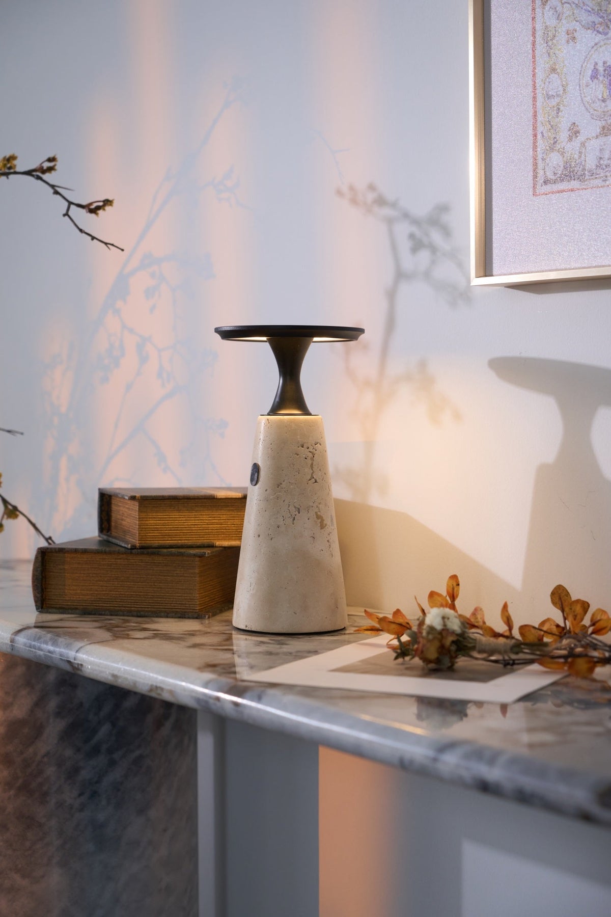 Vespera skulptural bordslampa i travertin