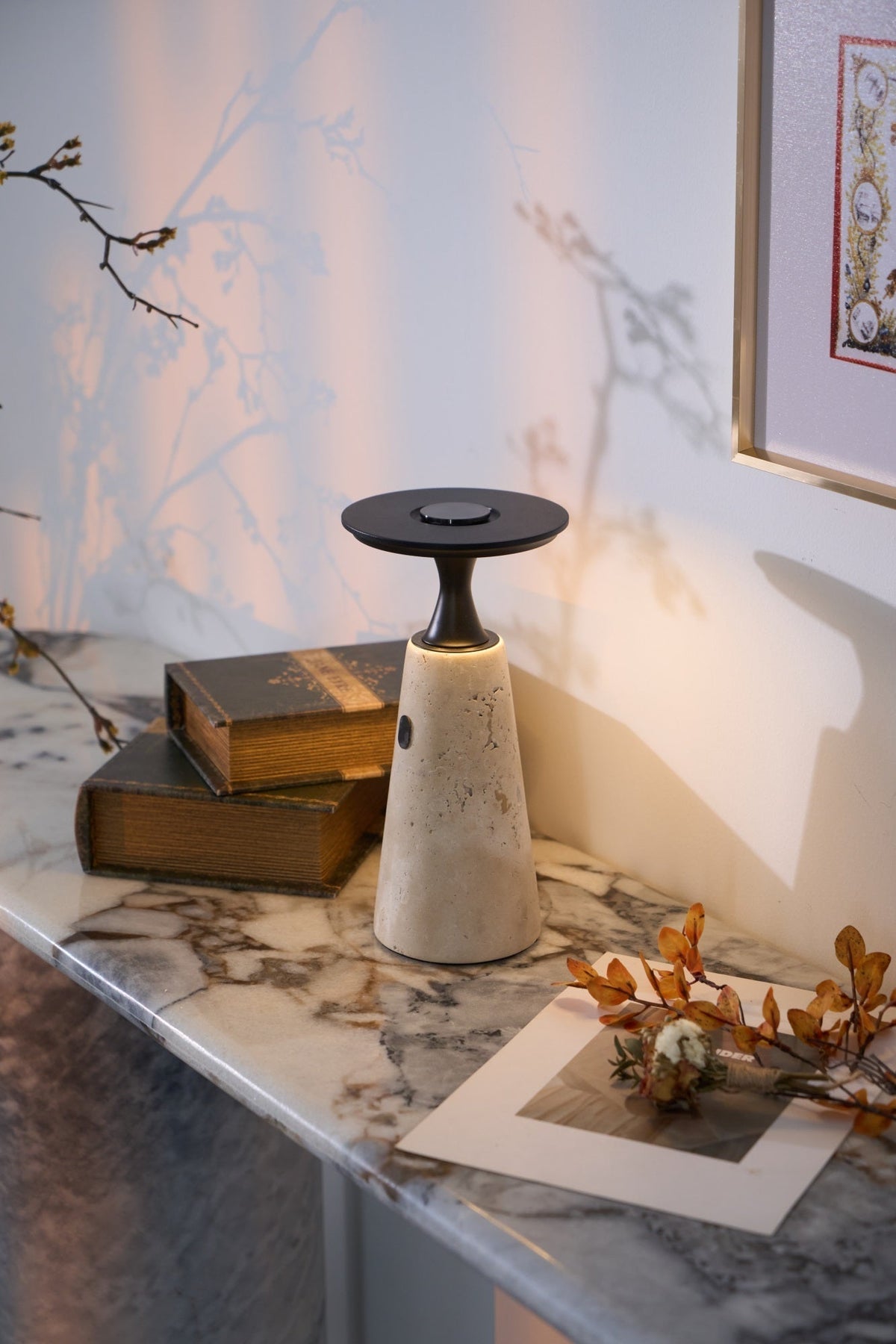 Vespera skulptural bordslampa i travertin
