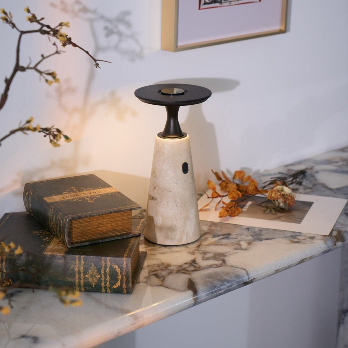 Vespera skulptural bordslampa i travertin