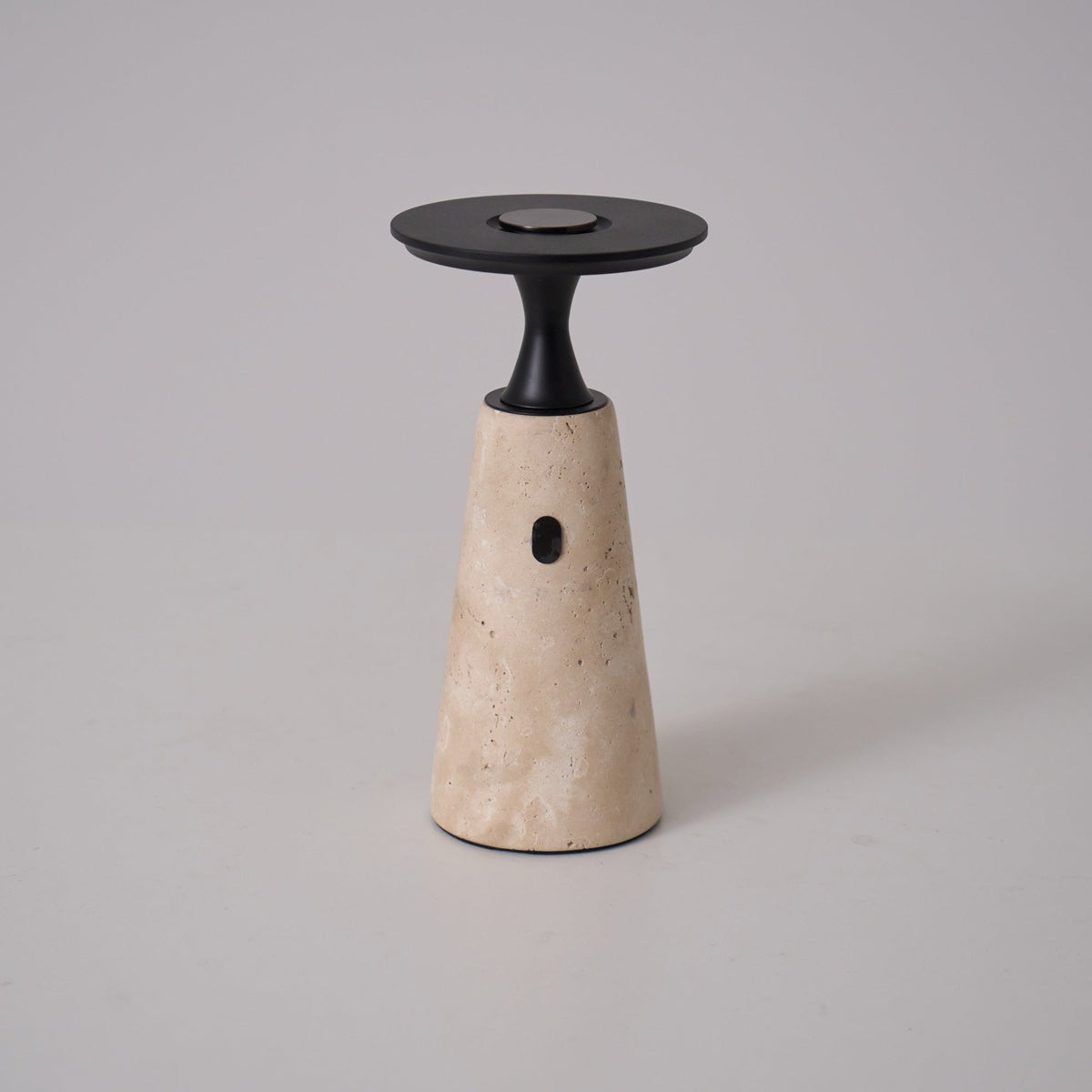 Vespera skulptural bordslampa i travertin