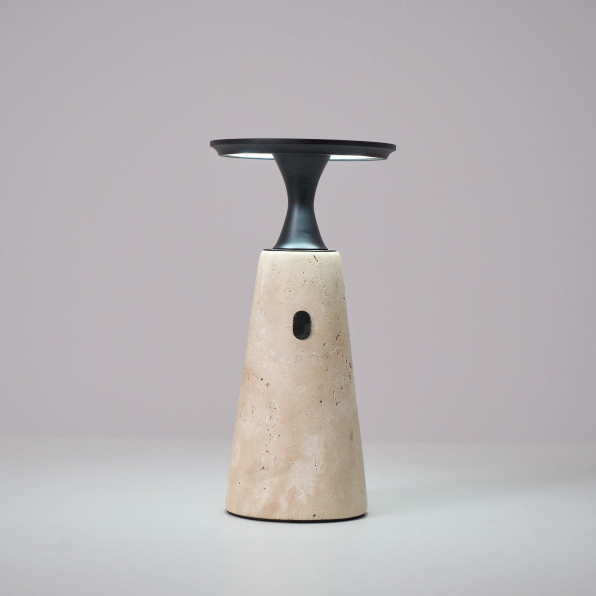 Vespera skulptural bordslampa i travertin