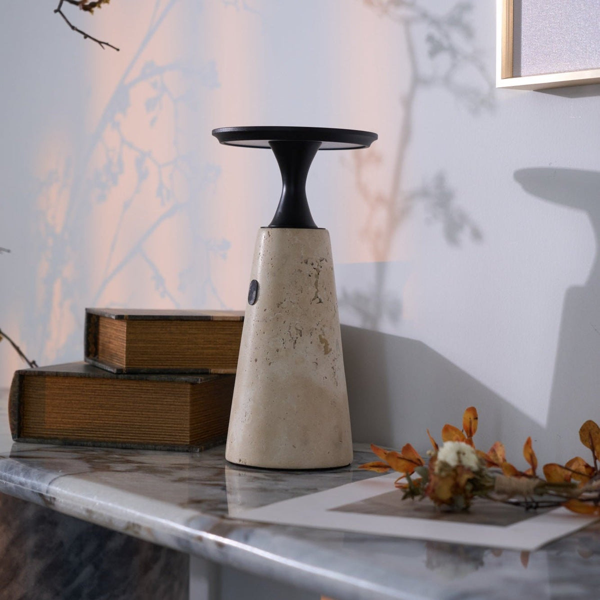 Vespera skulptural bordslampa i travertin