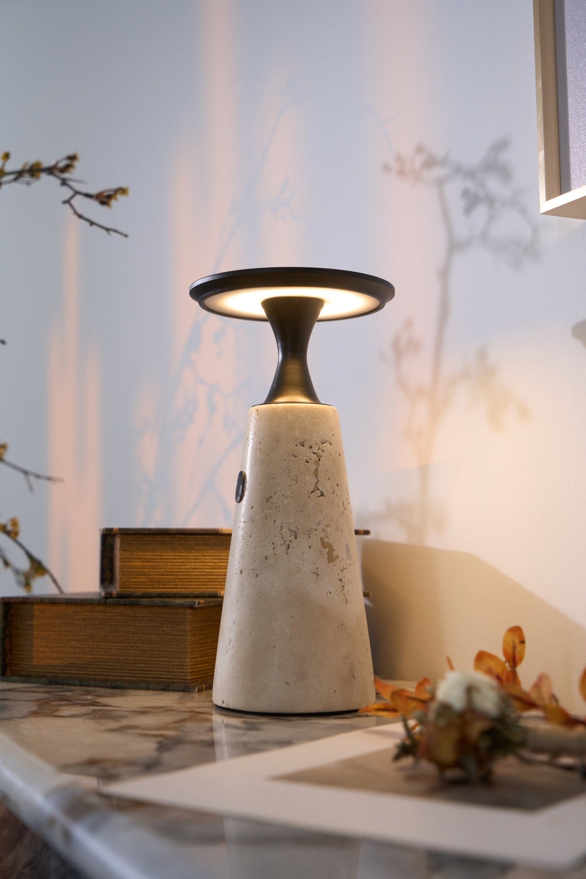 Vespera skulptural bordslampa i travertin