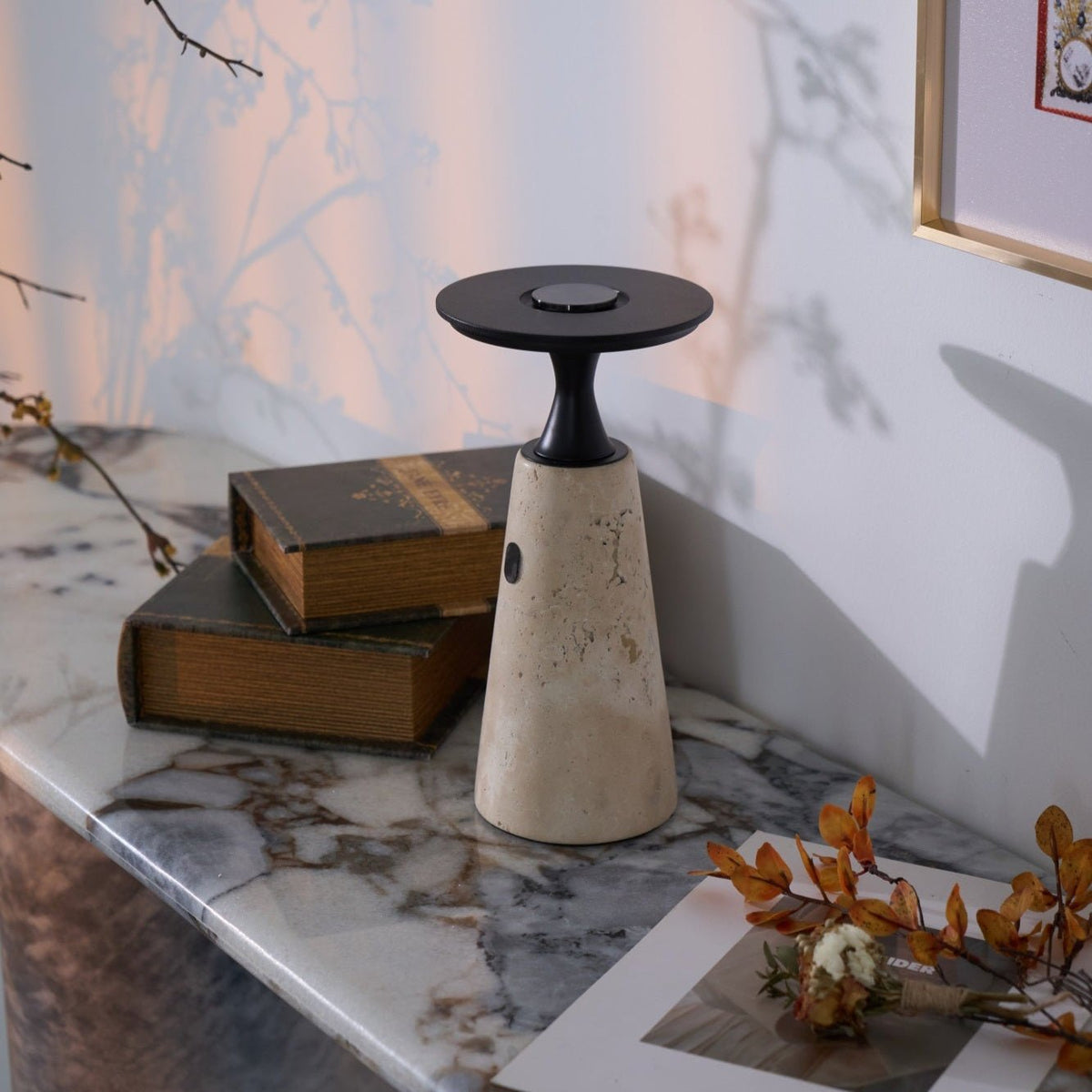 Vespera skulptural bordslampa i travertin