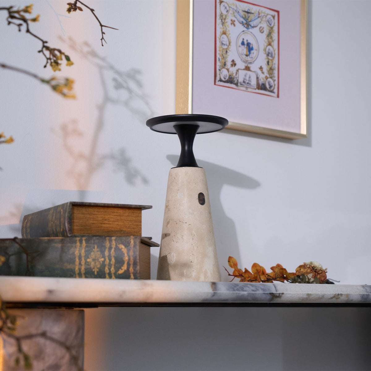 Vespera skulptural bordslampa i travertin